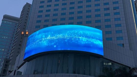 Reklama zewnętrzna billboardy zakrzywiony wyświetlacz LED P4 RGB trwały i energooszczędny