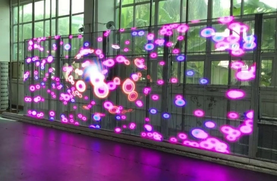 220W / M2 Przezroczysty ekran z siatki LED Wyświetlacz ze szkła zewnętrznego 5000 nitów 7,8 mm