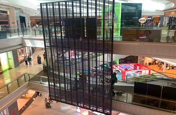P3.91mm 1R1G1B Przezroczysty szklany ekran LED HD Led Mesh Video Wall ISO9001