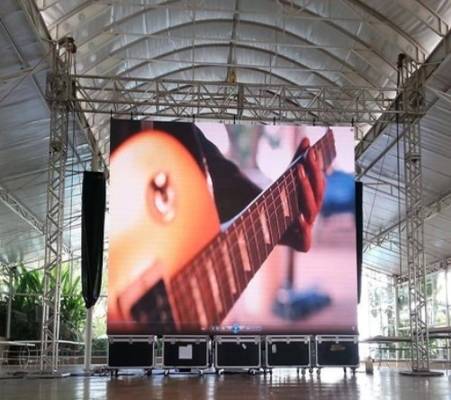 Zakrzywiony panel LED typu Digital Signage w P3.91 do zewnętrznej witryny sklepowej